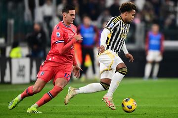 Udinese�s Italian forward Lorenzo Lucca (L) fights for the ball with Juventus American midfielder Weston McKennie during the Italian Serie A football match Juventus vs Udinese on February 12, 2024 at the �Allianz Stadium� in Turin. (Photo by MARCO BERTORELLO / AFP)