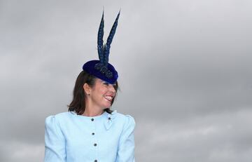 El Festival de Cheltenham, uno de los eventos hípicos más importantes del Reino Unido, se ha convertido en una pasarela de los sombreros más extravagantes.