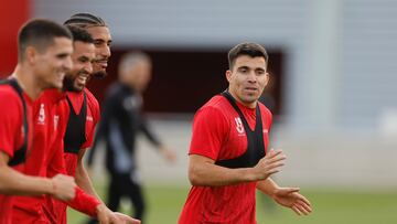 Marcos Acuña, durante una sesión del Sevilla.