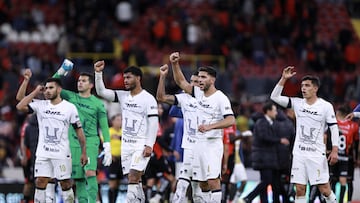 Jugadores de los Pumas agradecen a la afición el apoyo después del 0-0 ante el Atlas.