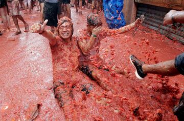 Revellers play with tomato pulp during the annual Tomatina festival in Bunol near Valencia, Spain, August 30, 2017. REUTERS/Heino Kalis     TPX IMAGES OF THE DAY