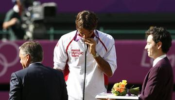 Roger Federer kisses his Olympic silver medal in London.