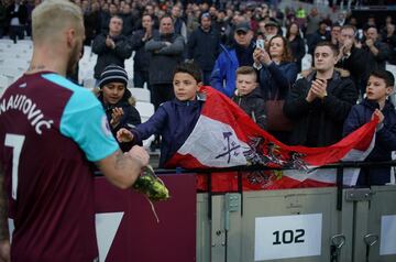 Tras la derrota de 0-3 ante el Burnley, seguidores de los Hammers ingresaron al campo para recriminar a sus jugadores.