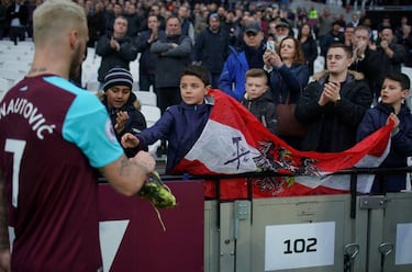 Tras la derrota de 0-3 ante el Burnley, seguidores de los Hammers ingresaron al campo para recriminar a sus jugadores.