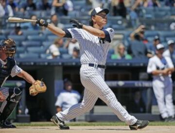 Ex beisbolista japonés, debutó con los Yomiuri Giants, donde tras 10 temporadas su desempeño le valió para ser firmado por los Yankees de Nueva York. Apodado 'Godzilla' por haber aparecido brevemente en una película del famoso monstruo en 2002. Finalmente, se retiró en 2013 con los 'Bombarderos del Bronx’.