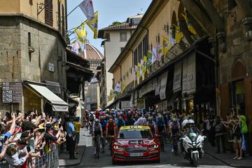 El pelotón durante la salida en Florencia a su paso por el Ponte Vecchio.