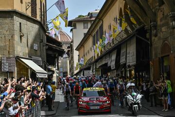 El pelot¨®n durante la salida en Florencia a su paso por el Ponte Vecchio.