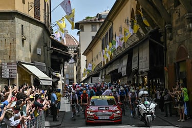 El pelotón durante la salida en Florencia a su paso por el Ponte Vecchio.
