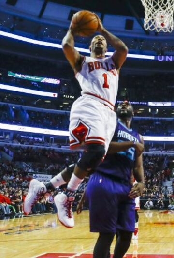 Derrick Rose se eleva hacia el aro.