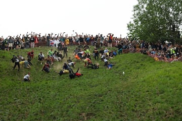 La carrera consiste en atrapar un queso de Gloucester arrojado desde la colina de Cooper, con una cada de 182 metros en la localidad de Brockworth. Los competidores deben bajar por la ladera del cerro para atraparlo y el primero en conseguirlo se proclama vencedor.