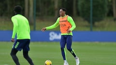 Yerry Mina regresó a los entrenamientos con Everton antes del partido contra Leicester City.