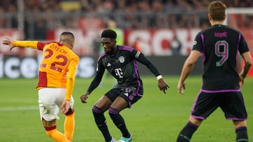 Galatasaray's Moroccan midfielder #22 Hakim Ziyech (L) and Bayern Munich's Canadian midfielder #19 Alphonso Davies vie for the ball during the UEFA Champions League Group A football match between FC Bayern Munich and Galatasaray AS in Munich, southern Germany on November 8, 2023. (Photo by MICHAELA REHLE / AFP)