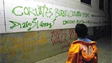 <B>PINTADAS ANTI DEPOR</b>. Las paredes del estadio ferrolano de A Malata se encuentran llenas de mensajes en contra del equipo coruñés.