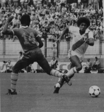 Un Mundial es cosa seria y así se lo tomaron Perú y Camerún en 1982. Las dos selecciones utilizaron todas las armas que tenían en sus manos para ganar el partido que les enfrentaba. Así, meses antes de que comenzara la cita mundialista, un brujo recomendaba a los futbolistas africanos sumergir fotos de sus rivales peruanos en sangre de gallina negra para obtener ayuda divina y poder ganar el partido. Esta acción tuvo su réplica en el país andino, que no escatimó recursos para contrarrestar la maniobra africana. De esta forma, unos chamanes peruanos se presentaron en A Coruña con una calavera recién desenterrada para ayudar a su selección. El partido quedó empatado a cero, no se sabe si por el buen o mal hacer de los jugadores o por el equilibrio de fuerzas de los brujos de ambos equipos.