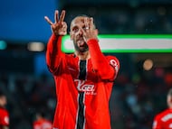 El delantero del Mallorca, Vedat Muriqi, celebra su hat-trick al Athletic en Son Moix.