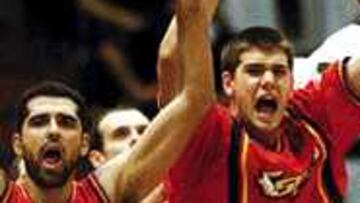 UN EQUIPO CON FURIA. El equipo de España, con Javier Imbroda a la cabeza, festeja una de las últimas canastas.