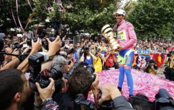 Alberto Contador celebra la victoria del Giro de 2015. La segunda de su carrera en la ronda italiana.