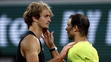 Paris (France), 03/06/2022.- Alexander Zverev of Germany (L) reacts with Rafael Nadal of Spain after retiring due to an injury in the men's semi-final match during the French Open tennis tournament at Roland ?Garros in Paris, France, 03 June 2022. (Tenis, Abierto, Francia, Alemania, España) EFE/EPA/YOAN VALAT
