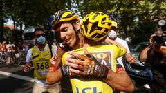 Christophe Laporte se abraza a Jonas Vingegaard tras ganar la 19ª etapa del Tour en Cahors.