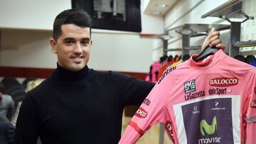 Be&ntilde;at Intxausti posa con su maillot rosa del Giro de Italia.