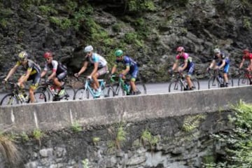 El pelotón recorriendo los 146 km de la etapa de hoy.