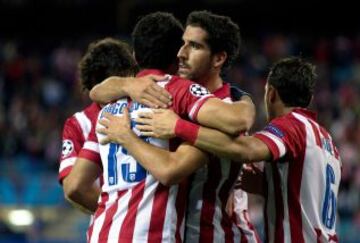 Raúl García celebra el 2-0 con sus compañeros.