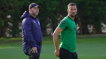 José Alberto, entrenador del Racing, junto a Pol Moreno, defensa central del equipo.