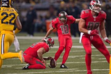 Tampa Bay respondería con un field goal de Connor Barth, pero esta fue su única forma de anotar hasta practicamente el final del partido. Barth pateó entre los tres palos sus tres oportunidades, además de dos extra ponts. Este primer field goal fue el más largo: 53 yardas.