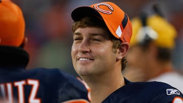 CHICAGO, IL - SEPTEMBER 3: Quarterback Jay Cutler #6 of the Chicago Bears talks with a team mate on the sidelines against the Cleveland Browns at Soldier Field on September 3, 2009 in Chicago, Illinois. (Photo by Scott Boehm/Getty Images)