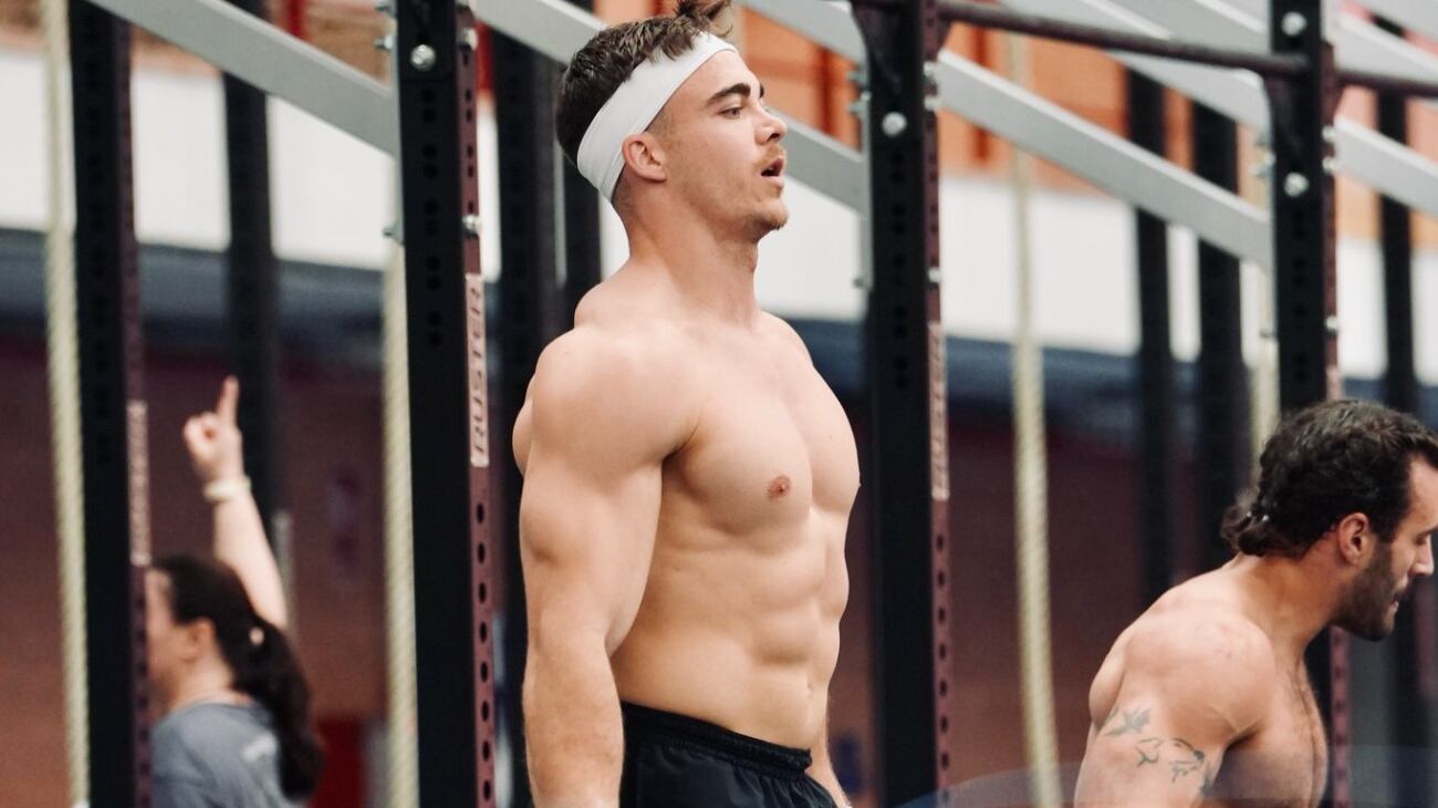 Calum Clements saltando a la comba en el wod 2 del Wodland Fest.