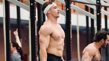 Calum Clements saltando a la comba en el wod 2 del Wodland Fest.