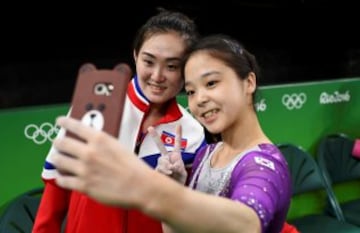 La surcoreana Lee Eun-ju y la norcoreana Hong Un-jong  ntercambiaron unas palabras entre sonrisas para luego inmortalizar el momento con una histórica fotografía. Coreo del Norte y del Sur que llevan décadas como enemigos irreconciliables, demostró que el deporte, con estas dos gimnastas como protagonistas, sirve para enterrar históricas diferencias.