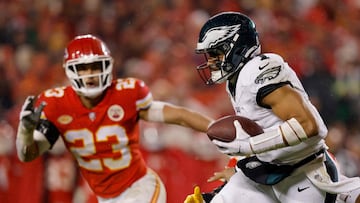 KANSAS CITY, MISSOURI - NOVEMBER 20: Jalen Hurts #1 of the Philadelphia Eagles scrambles with the ball against the Kansas City Chiefs in the second half at GEHA Field at Arrowhead Stadium on November 20, 2023 in Kansas City, Missouri.   David Eulitt/Getty Images/AFP (Photo by David Eulitt / GETTY IMAGES NORTH AMERICA / Getty Images via AFP)