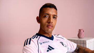 Millonarios y Adidas lanzaron la tercera equipación de los Embajadores para esta temporada. Es de color rosado y tiene un valor de $299.950.