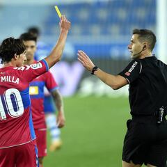 La secuencia en la que Pere Milla le saca amarilla al árbitro