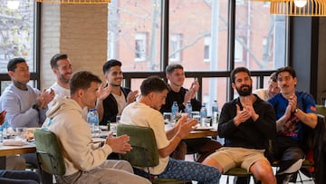 Los jugadores, durante la comida.