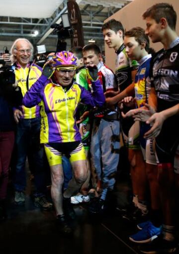 El ciclista franc¨¦s de 105 a?os que bate el r¨¦cord de la hora