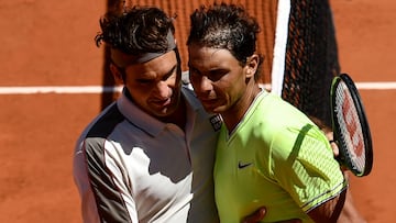 Roger Federer y Rafa Nadal se saludan tras su partido de semifinales de Roland Garros 2019.