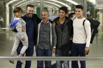 Osama Abdul Mohsen, sus hijos Zaid y Mohamed, los refugiados sirios zancadilleados por una periodista húngara cuando huían de la policía en Hungría, acompañados por el presidente de la escuela nacional de entrenadores de fútbol (CENAFE) en Getafe, Miguel Galán, a su llegada esta noche a la estación de tren de Atocha, Madrid.