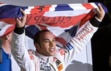 Lewis Hamilton está al borde, en este 2020, de igualar los siete títulos de Michael Schumacher y compartir con el 'Kaiser' el privilegio de liderar la tabla de pilotos con más Mundiales. Es sí, la lista que yo no podrá dominar es la de pilotos jóvenes en ganar títulos. El británico se colocó segundo con su título de 2008, con 23 años, 9 meses y 26 días. Logró el título con McLaren Mercedes su segundo año en la Fórmula 1. Durante ese año sumó cinco victorias y siete poles más cinco podios. Logró su primera corona con 98 puntos, uno más que Felipe Massa que terminó segundo con el Ferrari seguido de Raikkonen, también en la 'Scuderia'.