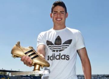 James recibe la Bota de Oro del Mundial de Brasil en Valdebebas
