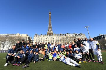 Los participantes del Torneo de Leyendas, posan tras el partido en el Centro Deportivo Emilie Antoine, en París cerca de la Torre Eiffel.