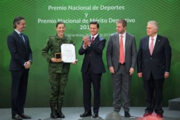 María del Rosario Espinoza presume el Premio Nacional del Deporte.