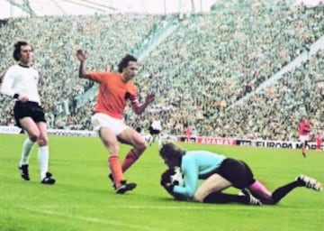 Selección neerlandesa en la final del Mundial de Alemania 1974, enfrentándose a Alemania Federal. La final se decantó del lado germano, por 2-1.
Maier se tira a los pies de Cruyff