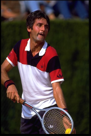 El extenista español José Higueras ganó al australiano Peter McNamara por 4-6, 6-7, 7-6, 6-3 y 7-6, logrando remontar un 2-0 en contra y llevándose por segunda vez el ATP 500 de Hamburgo. Fue un especialista también en tierra batida y su juego se caracterizaba por su gran paciencia y perseverancia. Entre los años 1976 y 1984, Higueras consiguió 16 títulos individuales de primer nivel. Alcanzó el puesto más alto de su carrera en el año 1983, siendo el número 6 del mundo. Ha entrenado a tenistas de gran nivel como Carlos Moyá, Peter Sampras o incluso al propio Roger Federer.
