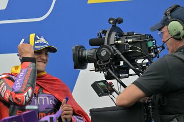 Mart¨ªn, muy contento con la victoria, mira a una c¨¢mara de televisi¨®n.