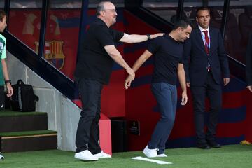 Saludo de los entrenadores, Rafa Benitez
y Xavi Hernández.