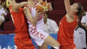 <b>ELÉCTRICA. </b>Amaya Valdemoro defiende el lanzamiento de una jugadora rusa