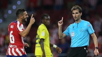 Soccer Football - LaLiga - Atletico Madrid v Villarreal - Metropolitano, Madrid, Spain - August 21, 2022  Atletico Madrid's Koke talks to referee Ricardo de Burgos Bengoetxea REUTERS/Isabel Infantes