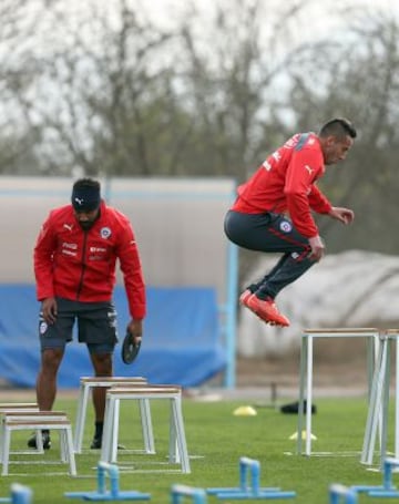 Angelo Henríquez y Fernando Meneses hablaron con la prensa. La selección chilena trabajó en doble jornada este lunes.